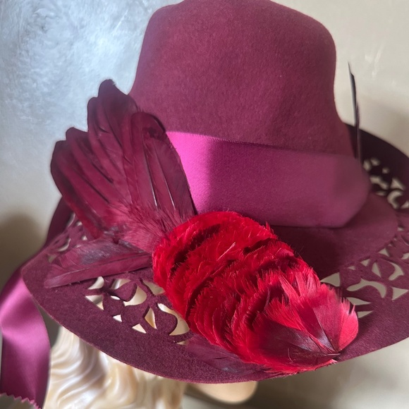STRIKING 1940s\' BURGUNDY FELT FEDORA WITH BRIM CUTOUTS AND FEATHER \